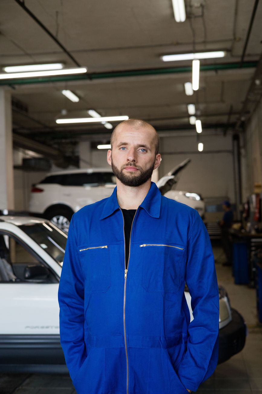 Un mécanicien de Garage Pro 69