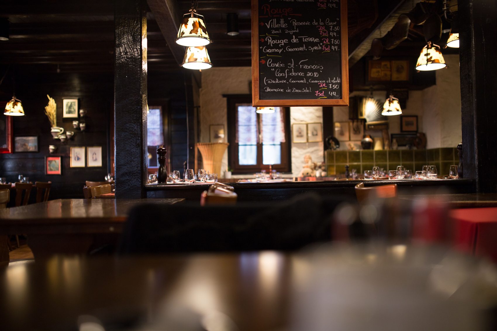 Ambiance du Comptoir Lyonnais, bouchon traditionnel à Lyon
